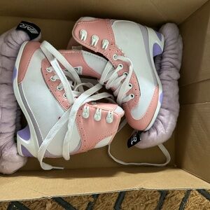 Little girls ice skates size 10 - like new!